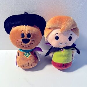 2 of your fave guys, fresh from the Mystery Machine as Hallmark itty bitty’s 💜